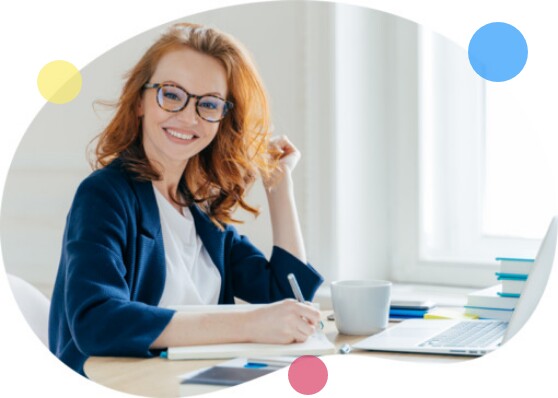 Kobieta sporządzająca dokumentację sklepu www